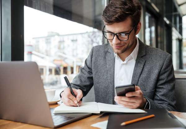 Imagem mostra empreendedor depois de aprender como abrir Empresa Individual