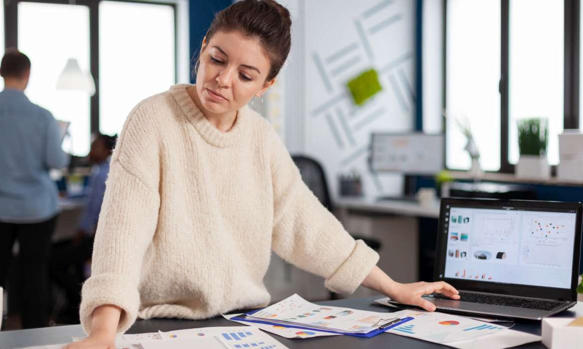 Imagem mostra empreendedora digital cogitando se é a hora de abrir CNPJ